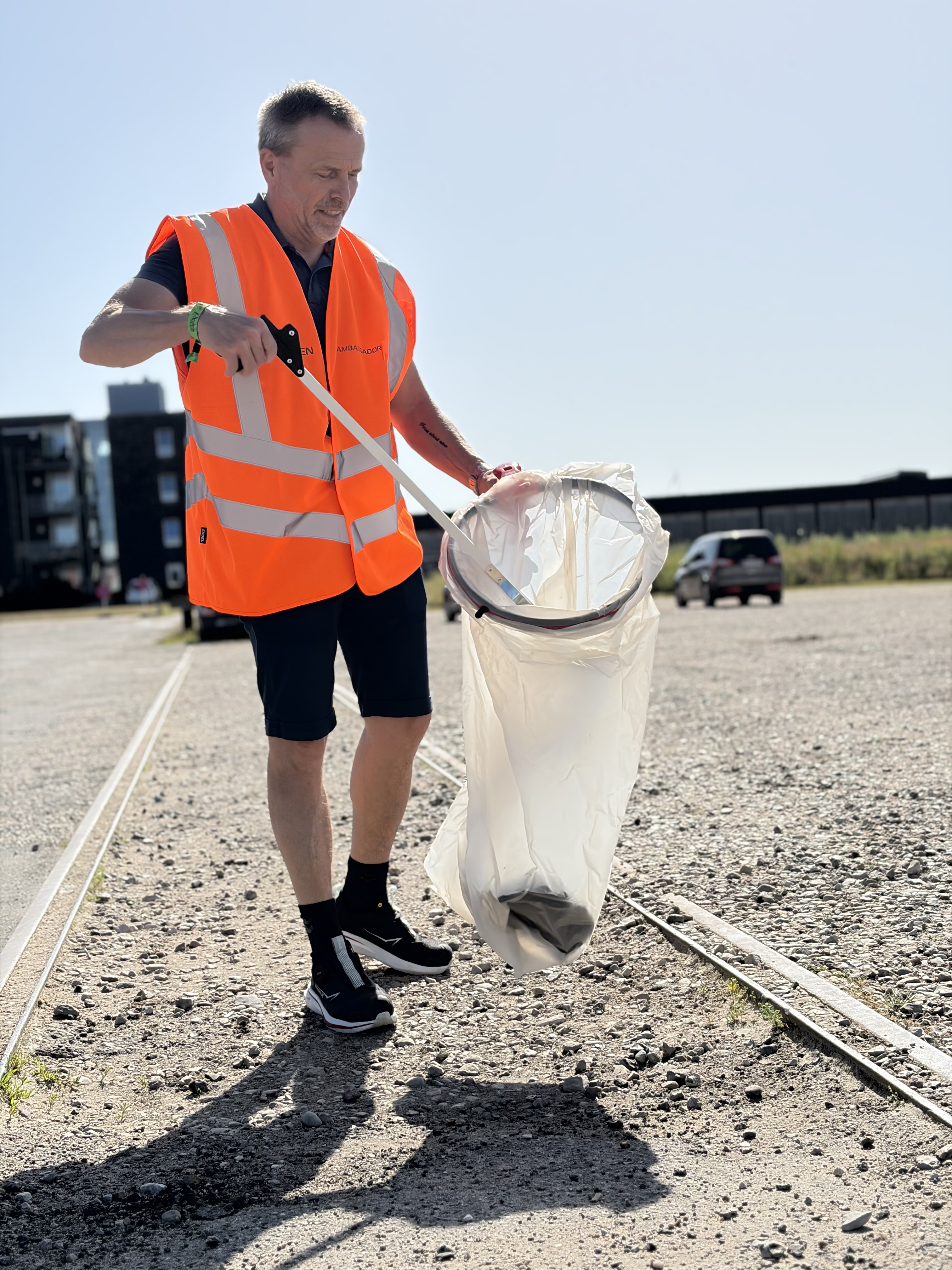Keld Valentin har allerede taget sit nye udstyr i brug til at samle affald og hjælpe med at holde byen ren. 